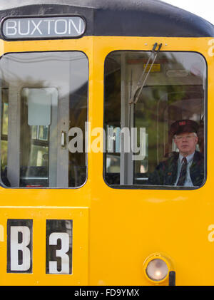 Eine Nachstellung der 1960er Jahre als der British Rail Diesel Triebwagen Fahrer wartet auf das Signal zum Aufbruch. Stockfoto