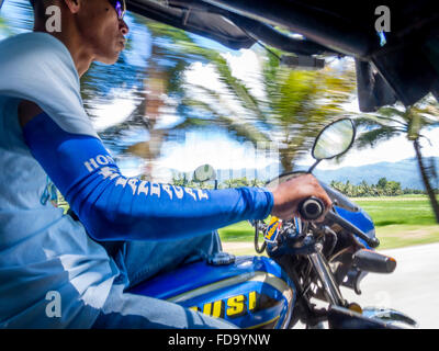 Dreirad-Fahrer Beschleunigung entlang in den Philippinen Stockfoto
