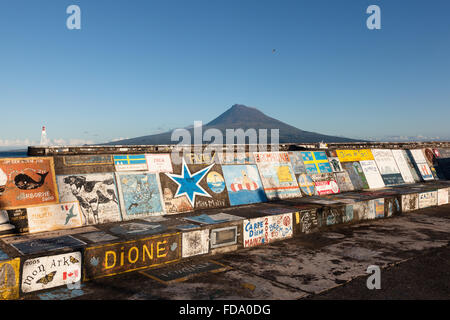 Gemälde der Segler im Hafen der Stadt Horta mit Blick auf die Insel Pico. Azoren-Portugal Stockfoto