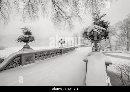 & Schwarz-weiß-Blick auf die Bogen-Brücke im Central Park mit Schnee bedeckt, während die Blizzard Januar 2016. Manhattan, New York Stockfoto