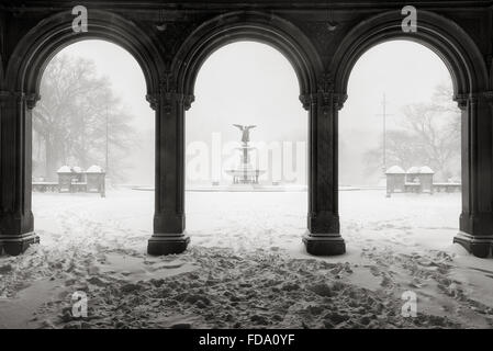 Bethesda-Brunnen im Central Park in schwarz & weiß, während eines Schneesturms Winter. Schneesturm in Manhattan, New York City. Stockfoto