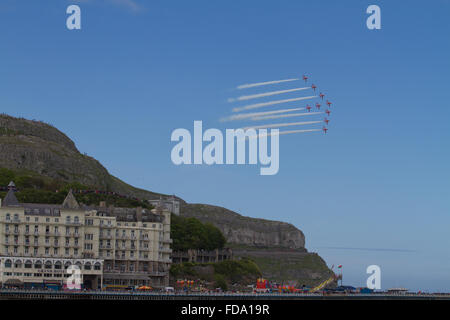 Red Arrows fliegen über den Pier und Grand Hotel in Llandudno Stockfoto