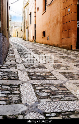 Gepflasterten Straße und Gebäude außen in Erice, historische Stadt und Comune in Provinz von Trapani, Sizilien. Stockfoto