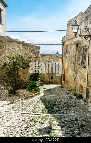 Gepflasterten Straße und Gebäude außen am Hang in historischen in Erice, Stadt und Gemeinde in der Provinz Trapani, Sizilien, Stockfoto