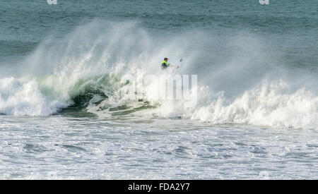 Auswischen in Surf, Fistral Strand, Cornwall, Großbritannien Stockfoto