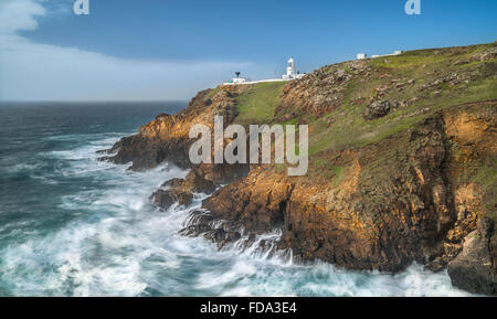 Surfen Sie brechen auf Klippen, Punkt Pendeen, Cornwall UK Stockfoto