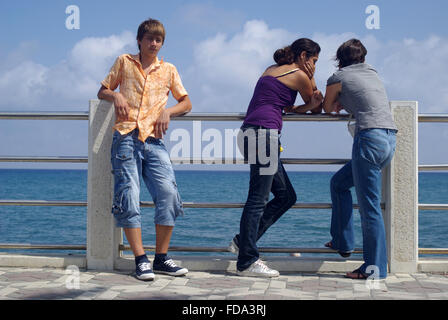 Teenager-Jungen und Mädchen im freien Stockfoto