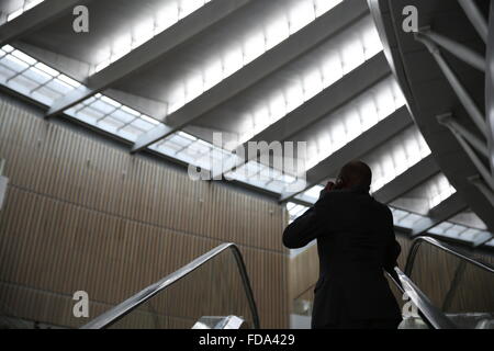 (160129)--ADDIS ABEBA, 29. Januar 2016 (Xinhua)--ein Mann nutzt ein Handy auf einer Rolltreppe am Sitz Afrikanischen Union (AU) in Addis Abeba, Äthiopien, am 29. Januar 2016. Der Gipfel der Staats-und Regierungschefs AU stattfinden vom 30 Januar bis 31, unter dem Motto des "Jahr der Menschenrechte, mit besonderem Fokus auf die Rechte der Frauen."  (Xinhua/Pan Siwei) Stockfoto
