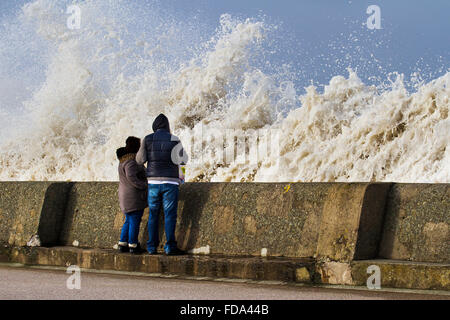 Wellen und Storm Force Meere am Meer Wand, New Brighton, Wirral, Großbritannien, 29. Januar 2016. UK Wetter. Bei starkem Wind und rauer See in Merseyside im Mersey Mündung in der Nähe des Fort Barsch Leuchtturm zu erfahren. Stockfoto