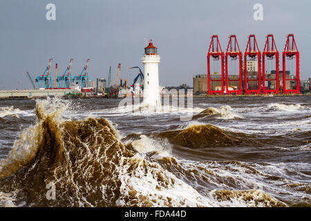 New Brighton, Wirral, Großbritannien, 29. Januar 2016. UK Wetter. Bei starkem Wind und rauer See Küste, Meer, Ufer an der Merseyside im Fluss Mersey Mündung in der Nähe des Fort Barsch Leuchtturm zu erfahren. Stockfoto