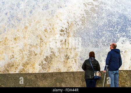 Wellen und Storm Force Meere am Meer Wand, New Brighton, Wirral, Großbritannien, 29. Januar 2016. UK Wetter. Bei starkem Wind und rauer See in Merseyside im Mersey Mündung in der Nähe des Fort Barsch Leuchtturm zu erfahren. Stockfoto