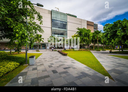 Park und Gebäude in Bonifacio Global City in Taguig, Metro Manila, Philippinen. Stockfoto