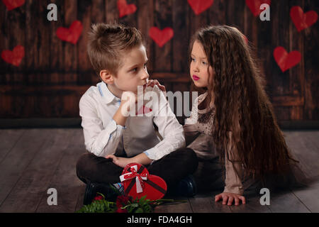 Mädchen und jungen feiern Valentinstag. Stockfoto