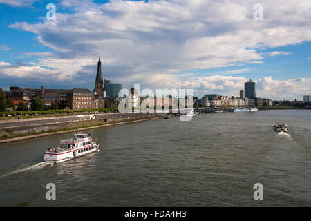 DEU, Deutschland, Düsseldorf, den Ufern des Rheins mit der St. Lambertus-Kirche und das Mannesmann-Hochhaus.  DE Stockfoto