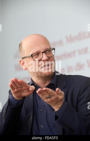 Oliver Kornhoff, Direktor des Arp Museum Bahnhof Rolandseck, in Remagen, Deutschland, 15 Decemeber 2015. FOTO: THOMAS FREY/DPA Stockfoto