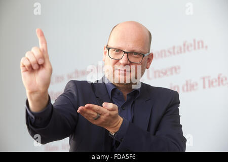 Oliver Kornhoff, Direktor des Arp Museum Bahnhof Rolandseck, in Remagen, Deutschland, 15 Decemeber 2015. FOTO: THOMAS FREY/DPA Stockfoto