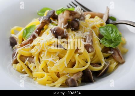 Tagliatelle mit Pilzen in Schüssel Stockfoto