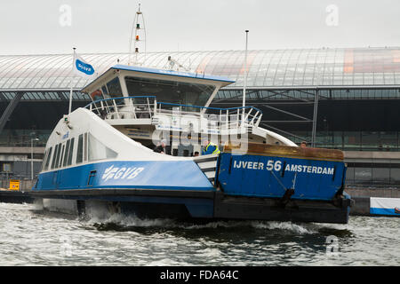 Die GVB Fähre / kostenlose Fähre überquert den Fluss IJ Ankunft Abflug ab Amsterdam Hauptbahnhof in der niederländischen Hauptstadt Niederlande Holland Stockfoto