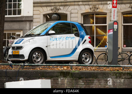 EV/Elektroauto / elektrisch angetriebene Autos geladen/Akku/Akkus an der Straße wieder aufgeladen Ladevorgang Terminal Stockfoto