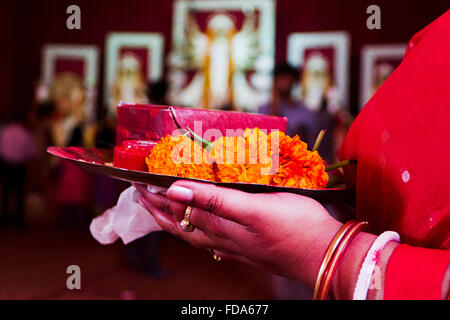 1 Erwachsene Frau Tempel Durga Puja Festival Worship Stockfoto