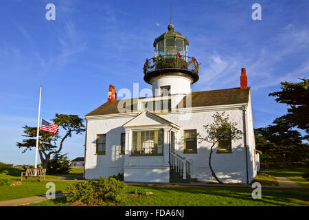 Weisen Sie Pinos Leuchtturm in Weihnachtsschmuck mit Flagge auf Halbmast für Gerald Ford vorbei. Stockfoto