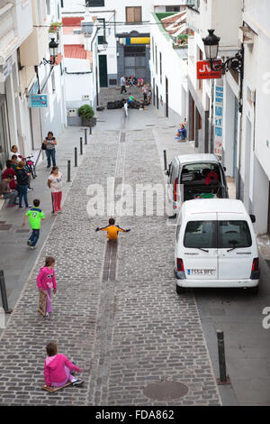 Kinder spielen auf der Straße. Icod de Los Vinos, Spanien. Stockfoto