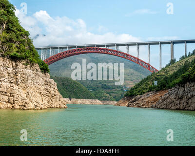 A-Straßenbrücke über die Shennong Stream A Nebenfluss des Jangtse-Flusses In der Provinz Hubei China. Stockfoto