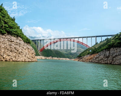 A-Straßenbrücke über die Shennong Stream A Nebenfluss des Jangtse-Flusses In der Provinz Hubei China. Stockfoto