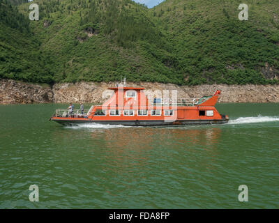 Eine Fähre Boot am Shennong Bach ein Fluss Nebenfluss des Jangtse-Flusses, die Passagiere zu Städten In der drei-Schluchten-China Stockfoto