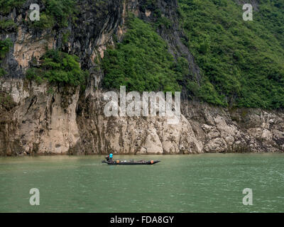 Fischer auf dem Shennong Stream A Vermieter drei Schlucht, ein Nebenfluss des Jangtse China Stockfoto