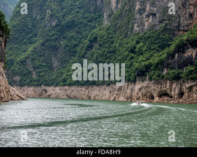 Der Shennong Stream A Nebenfluss des Jangtse-Flusses mit steilen Kalksteinfelsen nach überschwemmt durch den drei-Schluchten-Damm Stockfoto