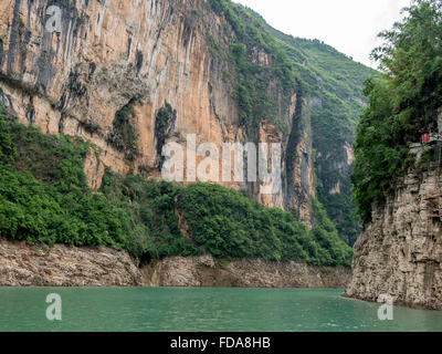 Der Shennong Stream A Nebenfluss des Jangtse-Flusses mit steilen Kalksteinfelsen nach überschwemmt durch den drei-Schluchten-Damm Stockfoto