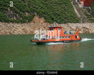 Eine Fähre Boot am Shennong Bach ein Fluss Nebenfluss des Jangtse-Flusses, die Passagiere zu Städten In der drei-Schluchten-China Stockfoto