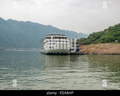 Die Yangtze River Gold 8 vertäut Kreuzfahrtschiff in der Nähe von Badong am Zusammenfluss des Jangtsekiang und Shennong Stream China Stockfoto