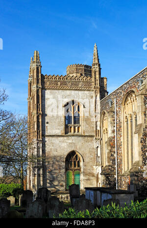 Ein Blick auf das Südportal von der Pfarrkirche St. Michael der Erzengel in Beccles, Suffolk, England, Vereinigtes Königreich. Stockfoto