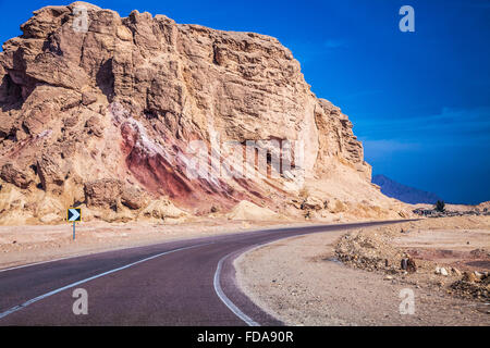 Die Wüstenlandschaft des Sinai-Halbinsel an der Straße von Dahab nach Eilat in Ägypten. Stockfoto