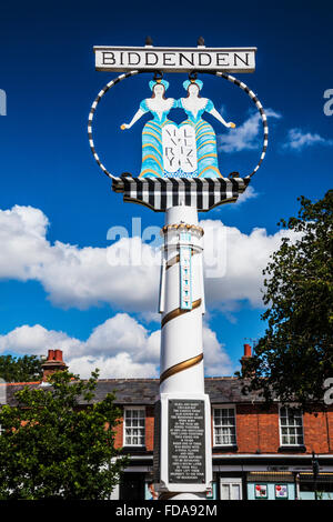 Der Dorf Wegweiser erzählt die Geschichte der siamesischen Zwillinge kennen als die Biddenden Maids in Kentish Dorf Biddenden. Stockfoto