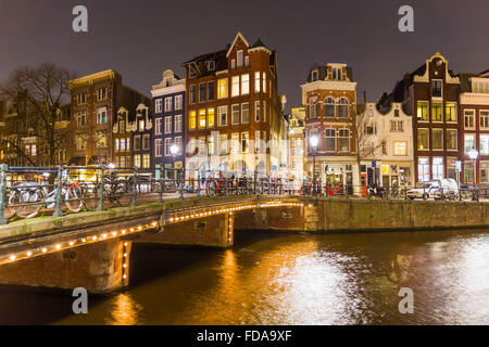 Amsterdam Canal und Bridge bei Nacht Stockfoto