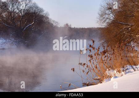 Sonnigen Wintermorgen am Fluss Swislotsch, Weißrussland Stockfoto