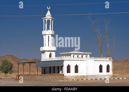 Bild einer ländlichen Dorf-Moschee in der ägyptischen Wüste. Stockfoto