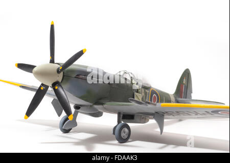 Supermarine Spitfire Mk22 WW11, RAF Markierungen. 01:32 feine Maquette auf weißen Studio-Hintergrund. Stockfoto