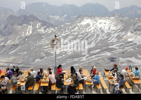 Zugspitze, Deutschland, Quests in Deutschlands höchstem Biergarten auf der Zugspitze Stockfoto