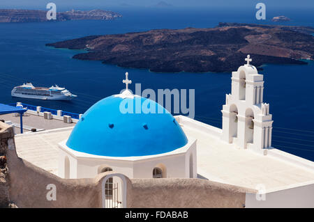 Santorini-Kirche in Fira, mit Blick auf die Caldera. Stockfoto