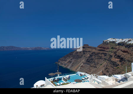 Ein Panorama-Bild von Santorini der Dörfer von Imerovigli und Oia mit dem Rock der Skaros dazwischen. Stockfoto