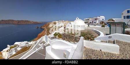 Ein Panorama-Bild von Santorini im Dorf Oia. Stockfoto