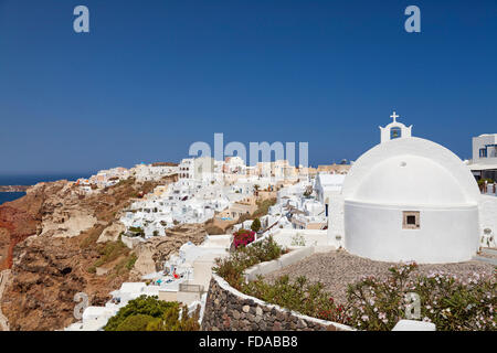 Ein Blick auf eine Oia auf der griechischen Insel Santorin. Stockfoto