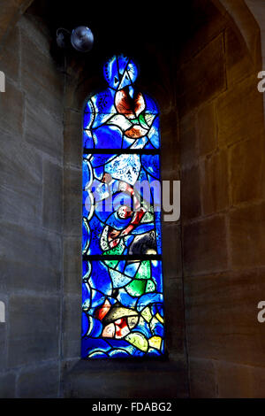 Tudeley, Tonbridge, Kent, UK. All Saints Church. Glasfenster von Marc Chagall - Engel und Vogel Stockfoto