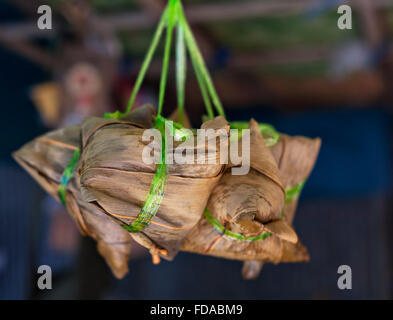 Wenig gedämpft Teil Lebensmittelpakete mit Hühnchen, Schweinefleisch und Gemüse. Asiatischen Markt. Stockfoto