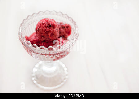 Erdbeer-Sorbet serviert in eine schöne Glasschüssel. Stockfoto
