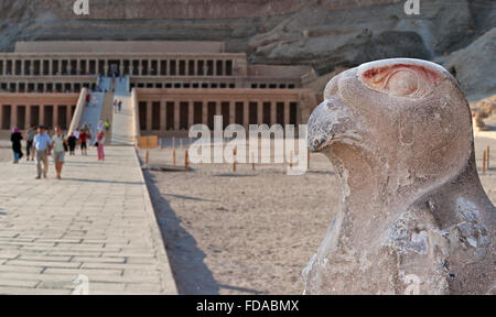 Collage Bild der antiken Tempel von Hatsepsut in Luxor, Ägypten. Konzentrieren Sie sich auf eine Statue des Horus im Vordergrund. Stockfoto